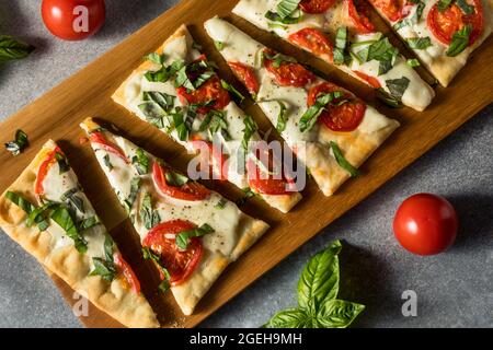 Pizza Margherita Flatbread maison saine avec basilic et tomates Banque D'Images