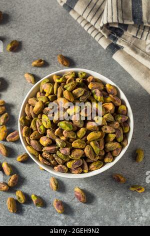 Pistaches salées et rôties biologiques crues prêtes à manger Banque D'Images