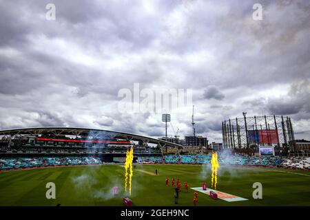 Une exposition pyrotechnique avant le match des femmes de Hundred Eliminator au Kia Oval, Londres. Date de la photo : vendredi 20 août 2021. Banque D'Images