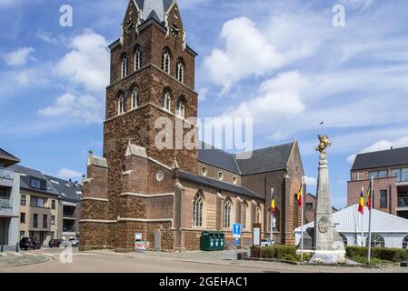 Église et statue équestre dorée sur la place du marché en souvenir de la bataille des casques d'argent / Slag der Zilveren Helmen à Halen, Limbourg, Belgique Banque D'Images