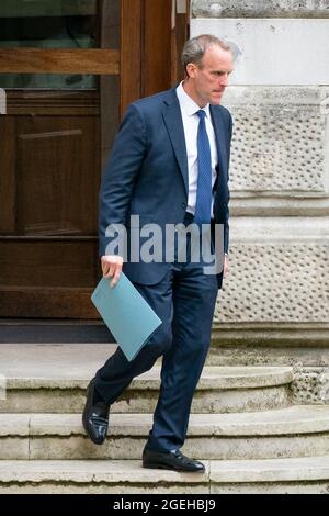 Le secrétaire général étranger Dominic Raab quitte le Foreign Office à Westminster, Londres, alors qu'il est confronté à des pressions croissantes pour démissionner après qu'il ait émergé un appel téléphonique demandé par ses fonctionnaires pour aider les interprètes à fuir l'Afghanistan n'a pas été fait. Date de la photo : vendredi 20 août 2021. Banque D'Images