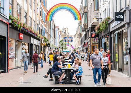 LONDRES 20 août 2021. Carnaby Street, dans le West End de Londres, est occupé avec des acheteurs vendredi alors que la foule commence à revenir lentement après la levée des restrictions Covid . Credit amer ghazzal/Alamy Live News Banque D'Images