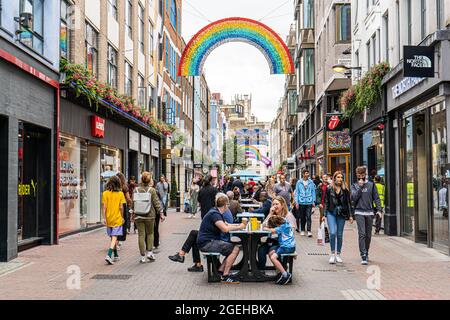 LONDRES 20 août 2021. Carnaby Street, dans le West End de Londres, est occupé avec des acheteurs vendredi alors que la foule commence à revenir lentement après la levée des restrictions Covid . Credit amer ghazzal/Alamy Live News Banque D'Images