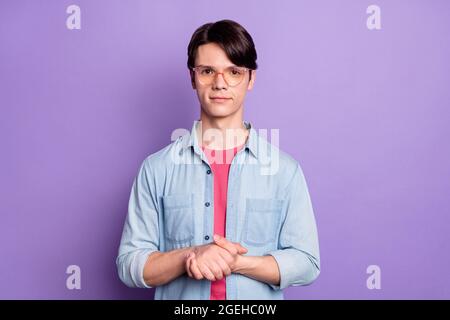 Photo d'un jeune homme beau sourire heureux positif porter des lunettes isolées sur fond violet Banque D'Images