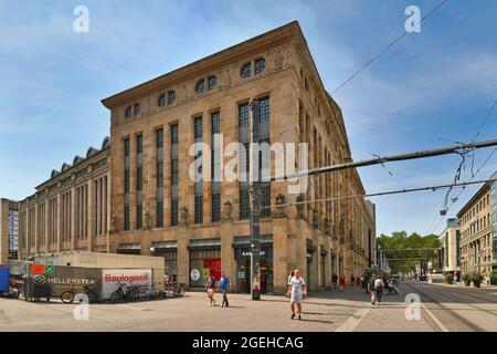 Karlsruhe, Allemagne - août 2021 : rue de la ville avec un vieux grand magasin historique bâtiment de centre commercial appelé 'karstadt' avec style néoclassique et Art Nouveau Banque D'Images