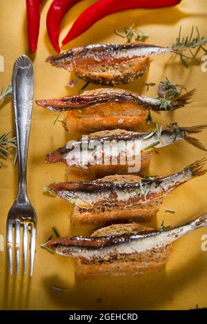 Présentation d'une collation à base d'anchois au Chili et de pain complet Banque D'Images