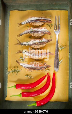 Présentation d'une collation à base d'anchois au Chili et de pain complet Banque D'Images