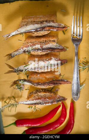 Présentation d'une collation à base d'anchois au Chili et de pain complet Banque D'Images