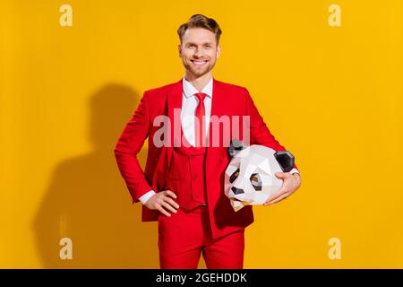 Photo de positif gentil confiant gars tenir tête panda Toothy sourire porter rouge costume cravate isolé sur fond jaune couleur Banque D'Images