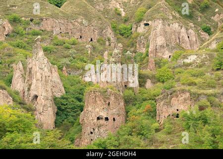 Grottes artificielles anciennes dans la formation rocheuse de l'ancien Khndzoresk dans la province de Syunik en Arménie Banque D'Images