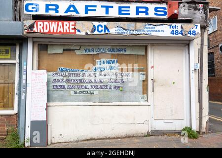 Vieux tatty shop fronts, Lye, West Midlands, Royaume-Uni 2021 Banque D'Images