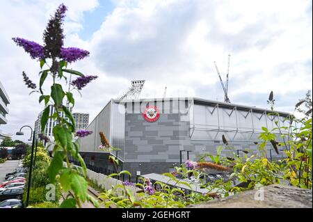 Brentford London , Angleterre , Royaume-Uni - le nouveau stade communautaire de Brentford accueille le club de football de Brentford et l'équipe de rugby irlandaise de Londres Banque D'Images