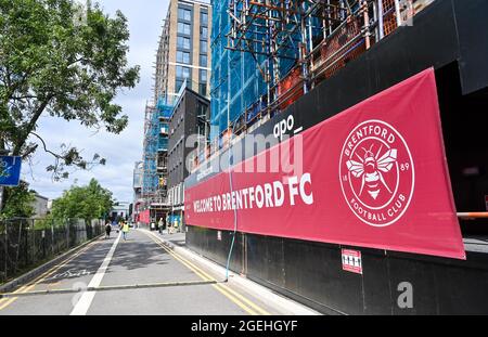 Brentford London , Angleterre , Royaume-Uni - le nouveau stade communautaire de Brentford accueille le club de football de Brentford et l'équipe de rugby irlandaise de Londres Banque D'Images