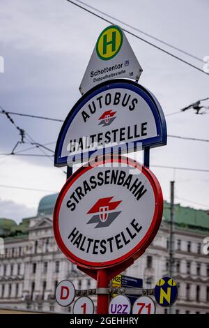 Arrêt de bus et arrêt de tramway dans la ville de Vienne - VIENNE, AUTRICHE, EUROPE - 1er AOÛT 2021 Banque D'Images