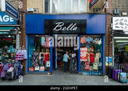 Londres, Royaume-Uni. 20 août 2021. Un magasin de vêtements dans le centre-ville de Harrow-on-the-Hill, au nord-ouest de Londres. L'Office for National Statistics (ONS) a annoncé que les ventes au détail au Royaume-Uni ont chuté en juillet à leur niveau le plus bas depuis la réouverture des magasins en avril. Les détaillants ont signalé que les tournois de football Euro 2020 et les mauvaises conditions météorologiques ont éloigné les acheteurs des magasins. Credit: Stephen Chung / Alamy Live News Banque D'Images