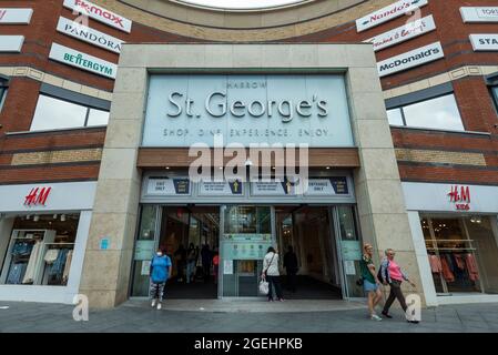 Londres, Royaume-Uni. 20 août 2021. L'entrée du centre commercial St George à Harrow-on-the-Hill, au nord-ouest de Londres. L'Office for National Statistics (ONS) a annoncé que les ventes au détail au Royaume-Uni ont chuté en juillet à leur niveau le plus bas depuis la réouverture des magasins en avril. Les détaillants ont signalé que les tournois de football Euro 2020 et les mauvaises conditions météorologiques ont éloigné les acheteurs des magasins. Credit: Stephen Chung / Alamy Live News Banque D'Images