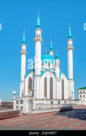 Belle mosquée blanche avec un toit bleu contre le ciel bleu lors d'une journée ensoleillée d'été. Banque D'Images