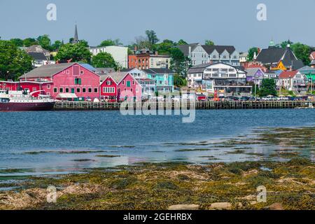 Lunenburg, Nouvelle-Écosse, Canada - 12 août 2021 : secteur riverain de Lunenburg de l'autre côté de la baie. Lunenburg est un site classé au patrimoine mondial de l'UNESCO. Banque D'Images