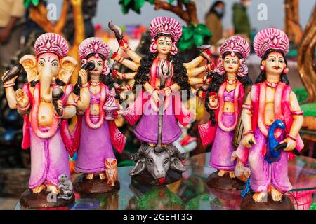 Belle statuette artisanale d'une déesse Durga idol est exposée dans une boutique à vendre en arrière-plan flou. Art indien et artisanat.(Focus sélectif Banque D'Images