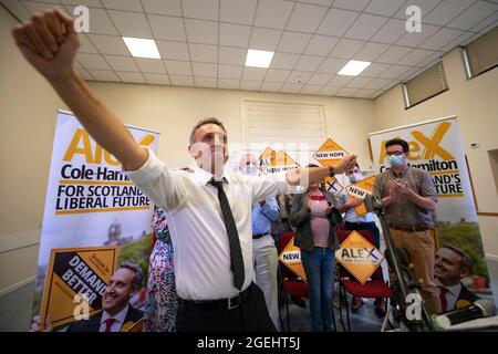 Édimbourg, Écosse, Royaume-Uni. 20 août 2021. PHOTO : Alex Cole-Hamilton MSP est déclaré le nouveau chef du Parti libéral démocrate écossais lors d'un rassemblement du Parti dans la région de Corstorphine à Édimbourg aujourd'hui. Crédit : Colin Fisher/Alay Live News Banque D'Images