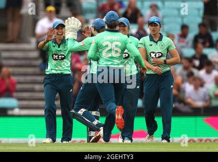 Tash Farrant d'OVAL Invincibles (à gauche) célèbre le cricket de Erin Burns de Phoenix Birmingham (non représenté) pendant le match des femmes cent éliminateur au Kia Oval, Londres. Date de la photo : vendredi 20 août 2021. Banque D'Images