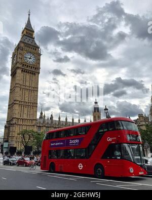 LONDRES, ROYAUME-UNI - 29 août 2015 : un bus rouge de Londres devant la tour de l'horloge à Westminster Big Ben, Londres, Royaume-Uni Banque D'Images