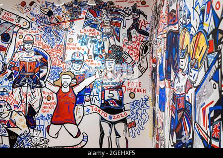 LONDRES, ROYAUME-UNI. 20 août 2021. La fresque murale complète qui trace la réalisation des athlètes de l'équipe de Grande-Bretagne (GB) aux Jeux Olympiques de Tokyo en 2020. La fresque a été créée Ben Mosley, un peintre d'action et expressionniste au Team GB Studio à Carnaby Street, qui a été mis à jour quotidiennement tout au long des Jeux Olympiques avec les succès des athlètes. Credit: amer ghazzal / Alamy Live News Banque D'Images