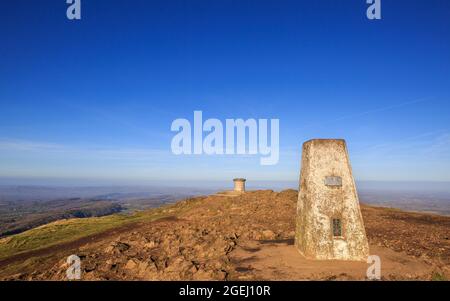 Le point de triangulation et le topogramme au sommet de Worcestershire Beacon dans les collines de Malvern, en Angleterre Banque D'Images