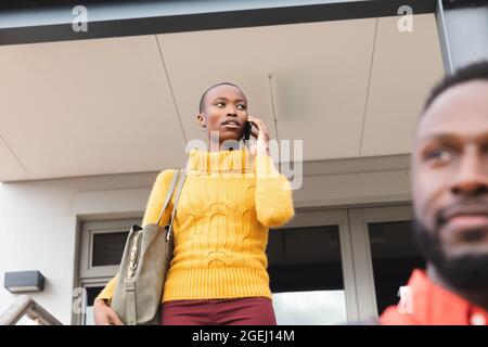 De sérieux collègues créatifs africains américains se promeplein au rez-de-chaussée Banque D'Images