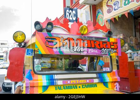 Jeepney colorés chariot, la place de l'Hôtel de Ville, à Cebu, Cebu, Visayas, Philippines Banque D'Images