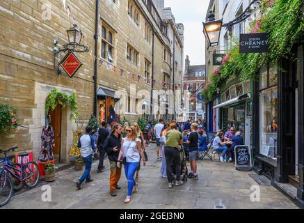 Boutiques et cafés sur Rose Crescent dans le centre de Cambridge, Cambridgeshire, Angleterre, Royaume-Uni Banque D'Images