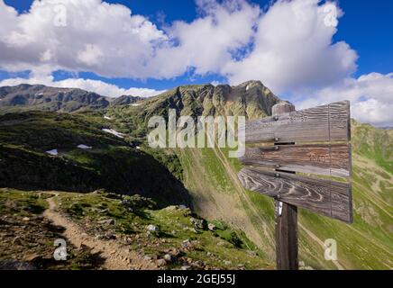 Panneaux de direction à Timmelsjoch High Alpine Road dans les Alpes autrichiennes également appelé Passo Rombo Banque D'Images