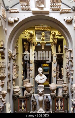 JOHN SOANE'S MUSEUM LONDON LE DÔME AVEC UN BUSTE EN MARBRE DE SOANE Banque D'Images