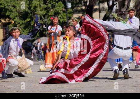 Jeune couple mexicain Folkloric danseurs exécutant la danse traditionnelle, en mouvement en position rouchée Banque D'Images