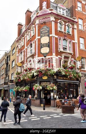 LE LONDON COVENT GARDEN FLEURIT SUR LE PUB LION BLANC DE FLORAL STREET Banque D'Images