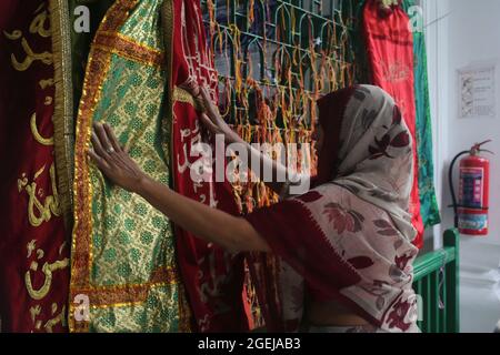 Dhaka, Bangladesh. 20 août 2021. Le 10 de Muharram est très sacré pour les musulmans. Le jour d'Ashira est un jour de profond deuil pour le monde musulman, mais aussi très important pour diverses raisons religieuses. En raison de la situation d'infection du coronavirus, toutes sortes de processions sont interdites cette année à l'occasion de la Sainte-Ashura. C'est pourquoi la sainte Ashura est célébrée avec la dignité à l'intérieur du lieu de prière de la communauté chiite dans tout le pays. Les gens ont été vus pour ignorer les distances sociales pendant l'événement. (Credit image: © Md Rakibul Hasan/ZUMA Press Wire) Credit: ZUMA Press, Inc./Ala Banque D'Images