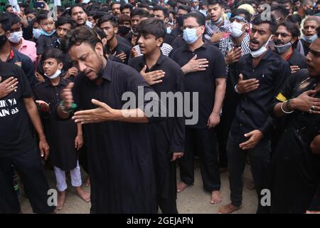 Dhaka, Bangladesh. 20 août 2021. Le 10 de Muharram est très sacré pour les musulmans. Le jour d'Ashira est un jour de profond deuil pour le monde musulman, mais aussi très important pour diverses raisons religieuses. En raison de la situation d'infection du coronavirus, toutes sortes de processions sont interdites cette année à l'occasion de la Sainte-Ashura. C'est pourquoi la sainte Ashura est célébrée avec la dignité à l'intérieur du lieu de prière de la communauté chiite dans tout le pays. Les gens ont été vus pour ignorer les distances sociales pendant l'événement. (Credit image: © Md Rakibul Hasan/ZUMA Press Wire) Credit: ZUMA Press, Inc./Ala Banque D'Images