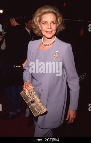 Lauren Bacall à la 'Mery' Los Angeles première à Mann's Village Theatre à Westwood, Californie 29 novembre 1990 crédit: Ralph Dominguez/MediaPunch Banque D'Images