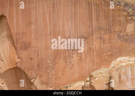 Gros plan des pétroglyphes sur un mur de canyon dans le parc national de Capitol Reef, dans l'Utah Banque D'Images