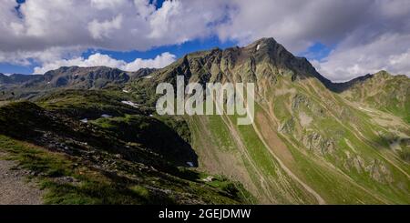 La célèbre route alpine de Timmelsjoch dans les Alpes autrichiennes s'appelle également Passo Rombo Banque D'Images