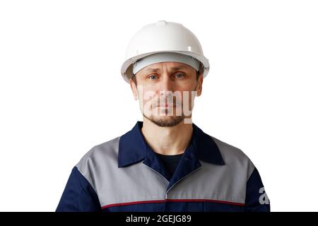 Portrait d'un homme dans un casque de construction blanc et vêtements de travail isolés sur blanc. Banque D'Images