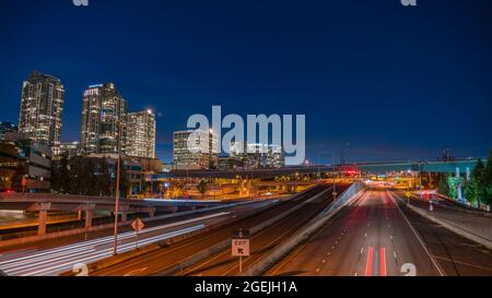 Vue sur la circulation sur l'autoroute Bellvue avec le bâtiment Office Skyline Banque D'Images