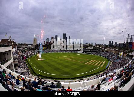 Un affichage pyrotechnique avant le match de l'éliminateur de cent au Kia Oval, Londres. Date de la photo : vendredi 20 août 2021. Banque D'Images