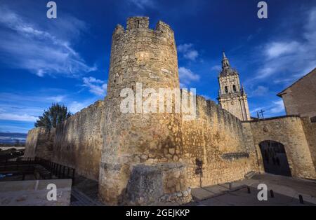 Mur de ville et porte San Miguel, Burgo de Osma-Ciudad de Osma, province de Soria, Castille et León, Espagne. Banque D'Images