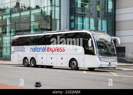 Bristol, Royaume-Uni. 16 août 2021. Un autocar express national vu garé dans la rue à Bristol. (Image de crédit : © Dinendra Haria/SOPA Images via ZUMA Press Wire) Banque D'Images
