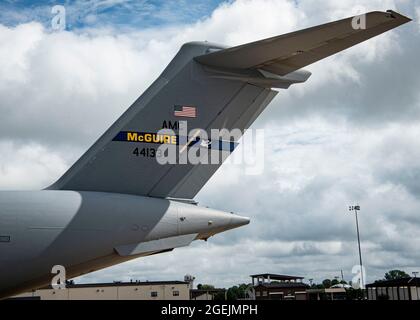 Un C-17 Globemaster III affecté à la 305e Escadre Air Mobility se trouve sur la ligne aérienne à la base interarmées McGuire-dix-Lakehurst (N.J.), le 18 août 2021. La 305e AMW est chargée de fournir une mobilité mondiale rapide aux États-Unis et à ses alliés dans le monde entier. La flotte C-17 de l’unité a été déplacée pour soutenir les opérations à Kaboul, en Afghanistan. (É.-U. Photo de la Force aérienne par Airman 1ère classe Azaria E. Foster) Banque D'Images