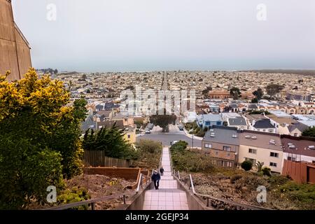 Vue sur les marches carrelées de la 16e Avenue, San Francisco, Californie, États-Unis Banque D'Images