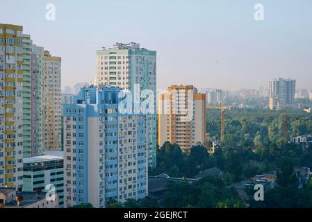 ville moderne - gratte-ciel dans les chambres. Concept de vie, de style de vie, de construction Banque D'Images