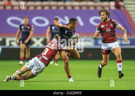 Regan Grace (5) de St Helens est attaquée par Zak Hardaker (3) de Wigan Warriors Banque D'Images