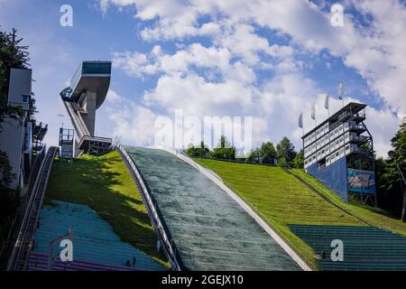 Célèbre saut à ski olympique de Bergisel à Innsbruck - INNSBRUCK, AUTRICHE, EUROPE - 29 JUILLET 2021 Banque D'Images